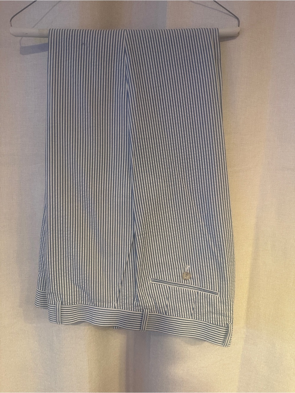 Men’s NWT,s navy and white seersucker slacks.